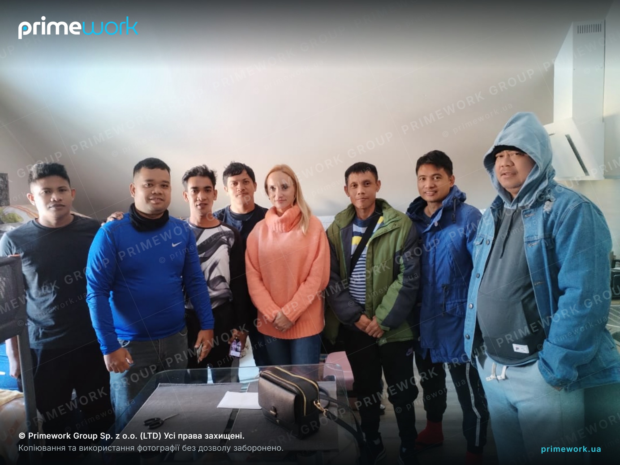 Координаторка Primework з групою працівників з Азії під час візиту до робітничого помешкання