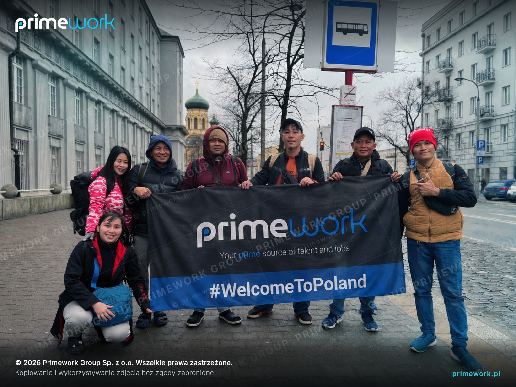 Група працівників з Філіппін з банером Primework після приїзду