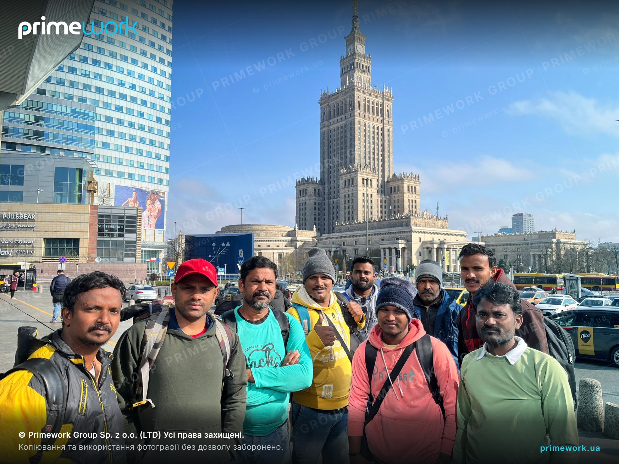 Команда працівників з Індії з рюкзаками у центрі міста в день приїзду