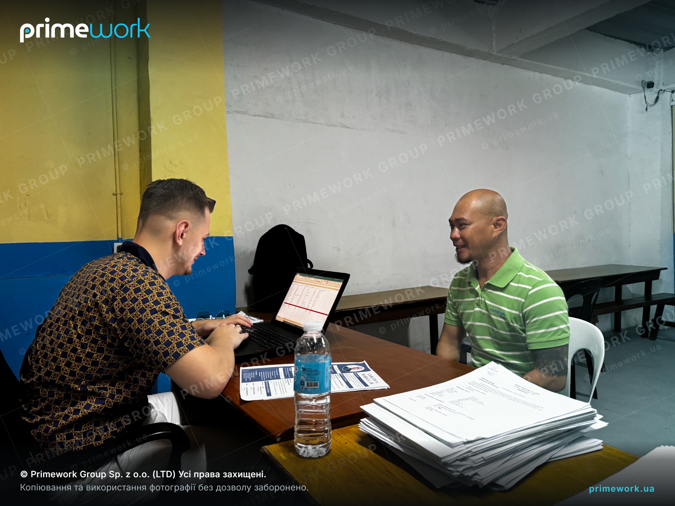 Рекрутер Primework проводить співбесіду з кандидатом за ноутбуком